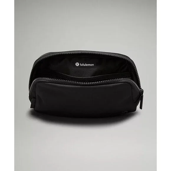 Everywhere Belt Bag 1L - Black/Black - Picture 3 of 6